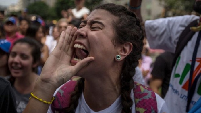 Venezuela anti-Maduro protests - Policeman shot dead